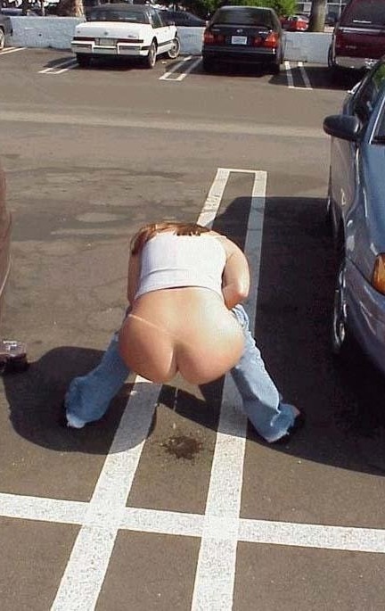 Girl caught peeing parking lot