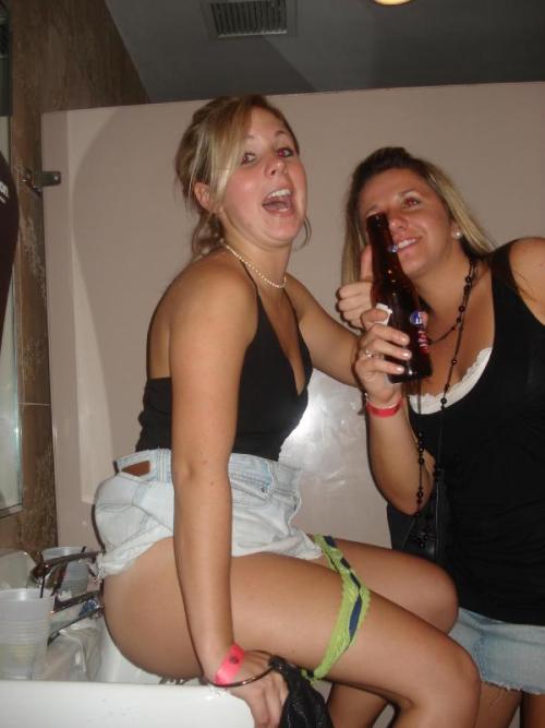Girls caught peeing candid