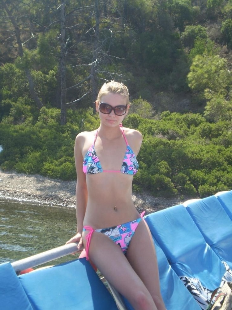 Brittanys bikini bustout