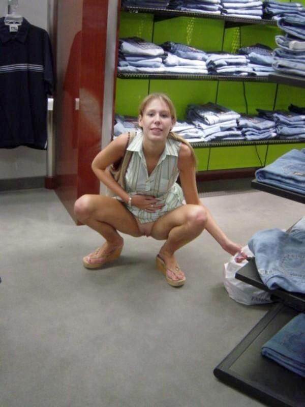 Upskirt pussy flashing in shoe store