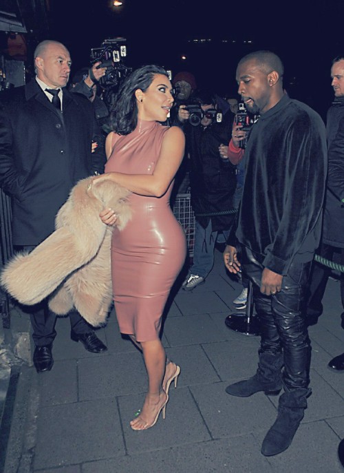 Kim kardashian leather skirt