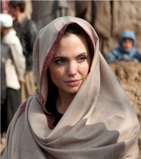 rizwansakoor: cronique: chelebelleslair: Angelina Jolie in Afghanistan on behalf of the UN. actually my idol What a Darling…. 